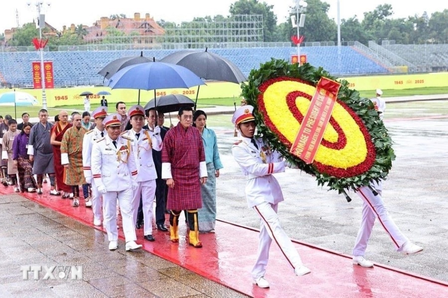 Quốc vương Bhutan và Hoàng hậu vào Lăng viếng Chủ tịch Hồ Chí Minh