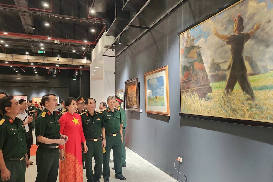 “Những ngày tháng lịch sử” qua tác phẩm hội họa, điêu khắc