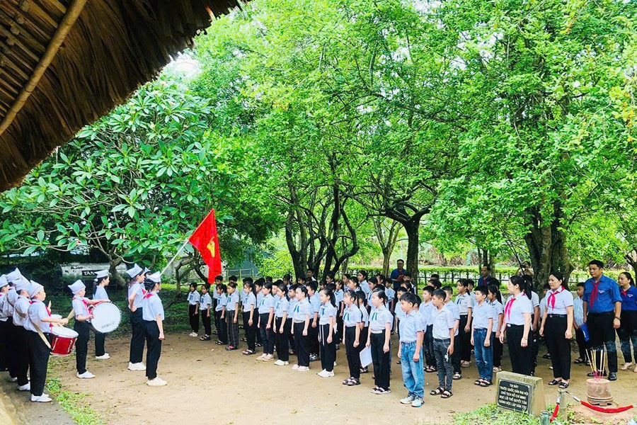 Giáo dục truyền thống trên quê hương cách mạng