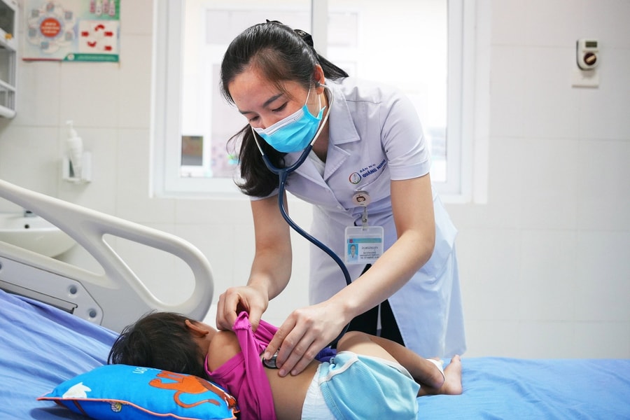 Cứu sống cháu bé 21 tháng tuổi nghi bị rắn cạp nia cắn