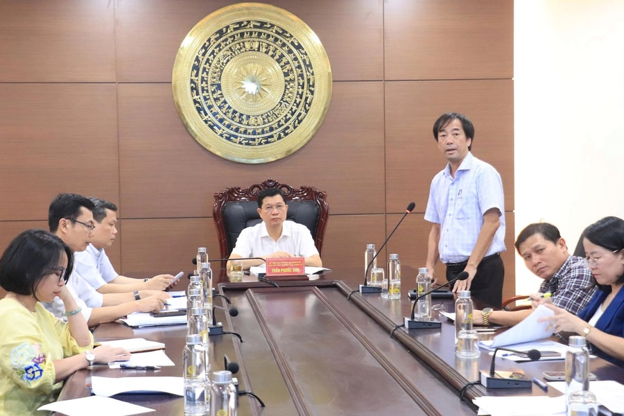 Đề nghị khẩn trương xử lý tình trạng nước thải chảy tràn ra biển