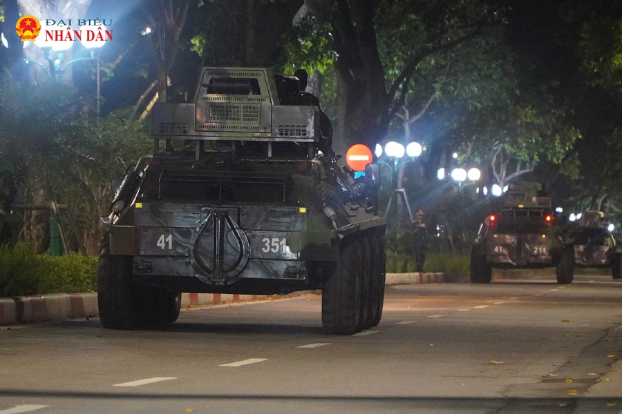 Người dân thức đêm, chờ đón đoàn xe khí tài quân sự tiến vào trung tâm Hà Nội