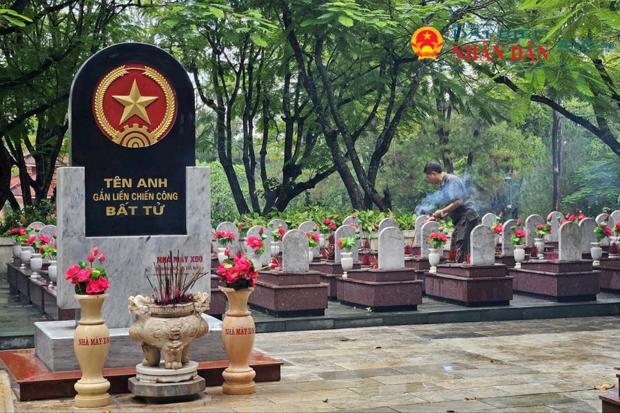 Quảng Trị: Câu lạc bộ Tịnh Không dâng gần 200 máy tụng kinh tại hai nghĩa trang liệt sĩ Quốc gia Đường 9 và Trường Sơn