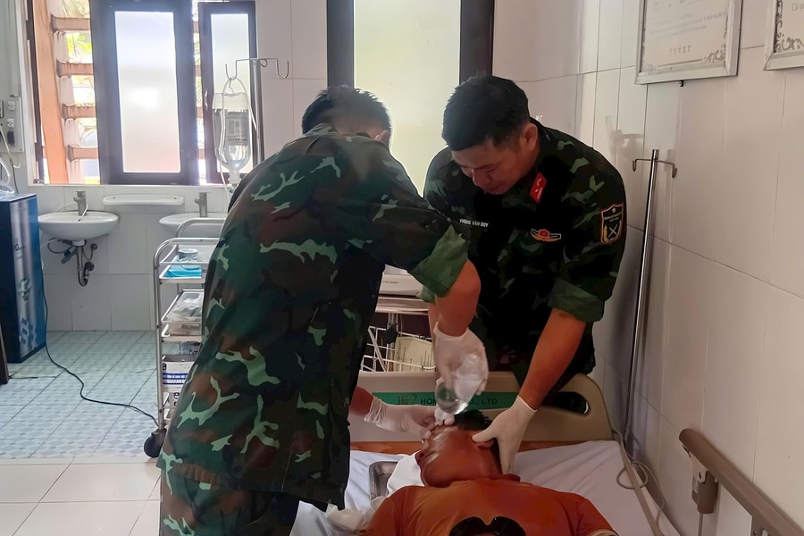 Bệnh xá đảo Trường Sa kịp thời cấp cứu ngư dân Quảng Ngãi gặp sự cố trên biển