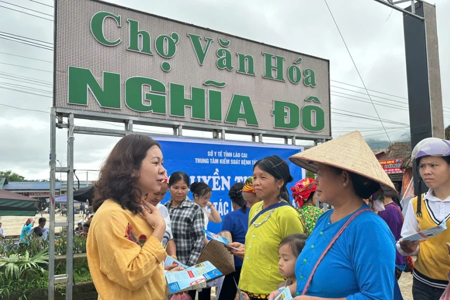 Lào Cai: Tăng cường tuyên truyền phòng, chống tác hại thuốc lá tại các phiên chợ vùng cao