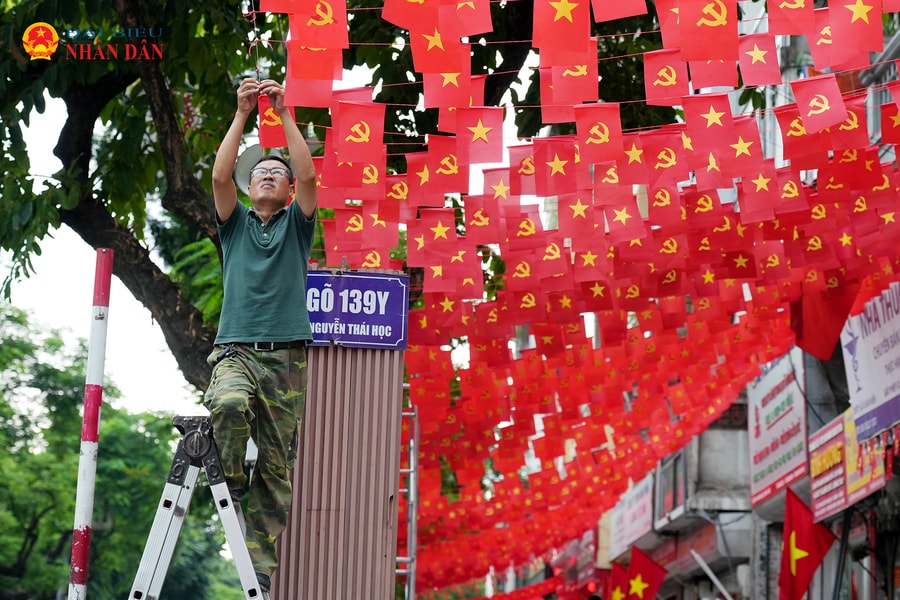 Hà Nội: Người dân 'thắp sáng' phố phường bằng cờ đỏ sao vàng để đón lễ Quốc khánh