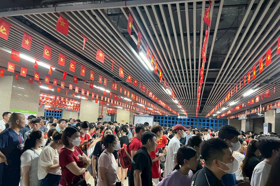 Ga metro Cát Linh "đông nghẹt" ngày đầu tổng hợp luyện diễu binh, diễu hành A80