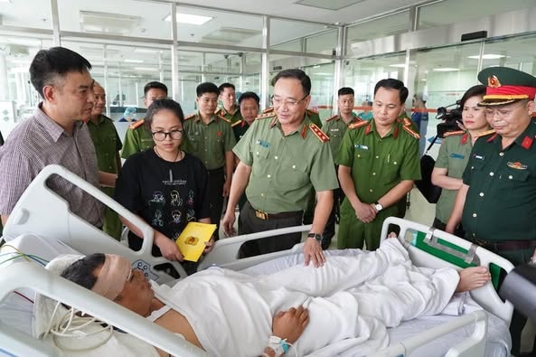 Thứ trưởng Công an Phạm Thế Tùng thăm, động viên chiến sỹ Cảnh sát cơ động bị thương khi làm nhiệm vụ