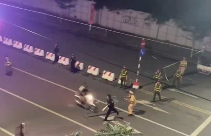 Xử lý nghiêm đối tượng lao xe vào Cảnh sát cơ động làm nhiệm vụ bảo vệ buổi hợp luyện A80 ‎ ‎