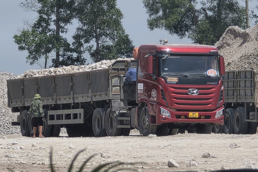 Chỉ đạo xử lý tình trạng xe chở thạch cao ngất ngưởng ở Hà Tĩnh
