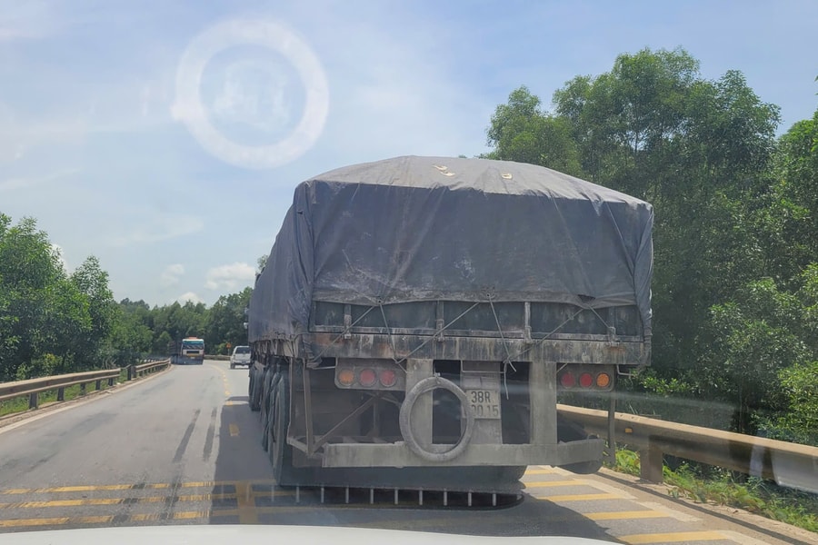 Hãi hùng cảnh xe đầu kéo chở quặng chất cao ngất ngưởng ở Hà Tĩnh