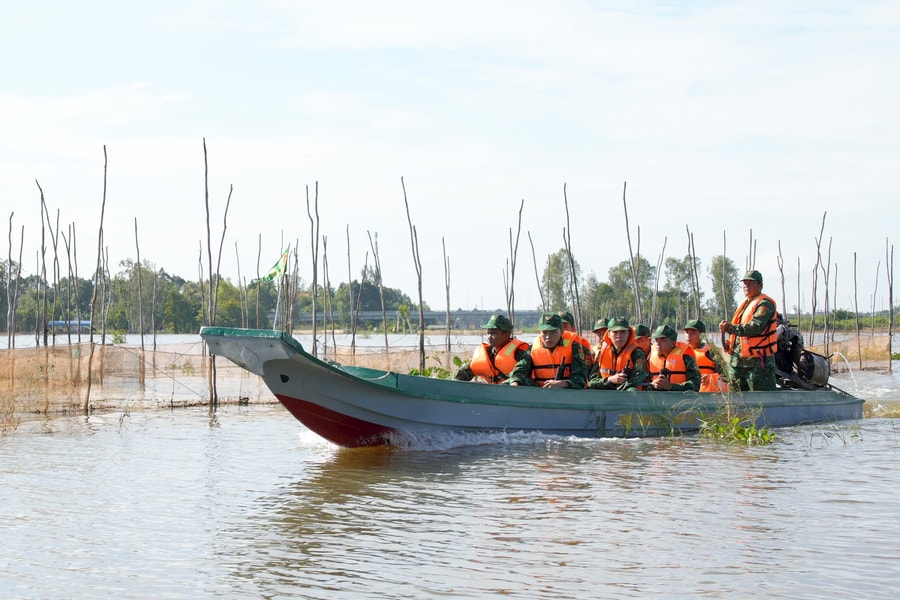 Bộ đội Biên phòng An Giang siết chặt biên giới, phòng, chống buôn lậu mùa nước nổi