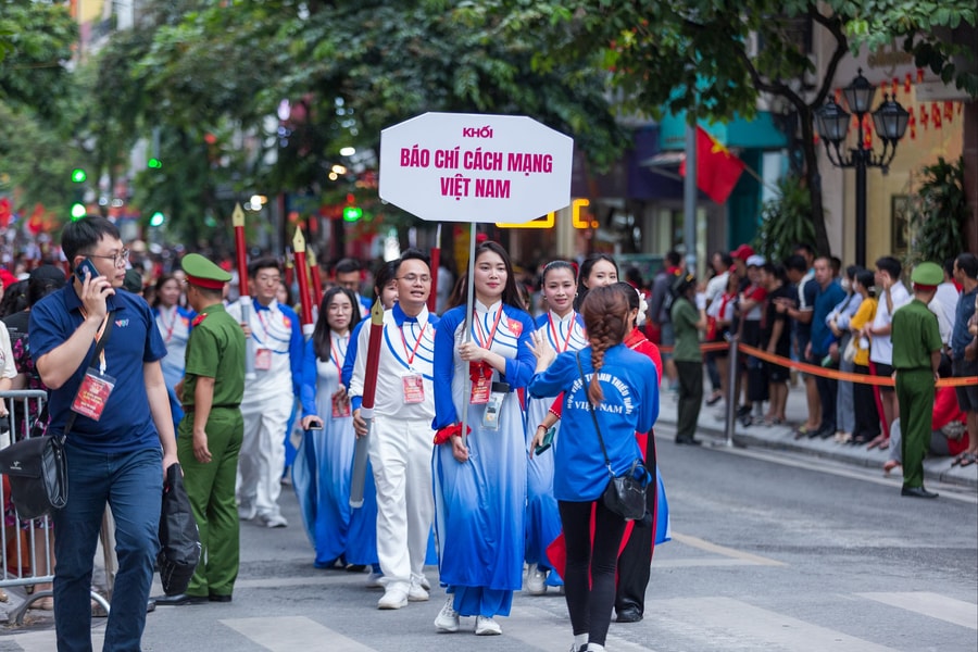 Người dân cổ vũ nhiệt tình khối Báo chí cách mạng Việt Nam tại lễ hợp luyện diễu binh, diễu hành lần 2