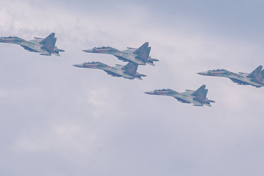 Biên đội "Hổ mang chúa" SU-30MK2 bay luyện tập diễu binh trên Quảng trường Ba Đình
