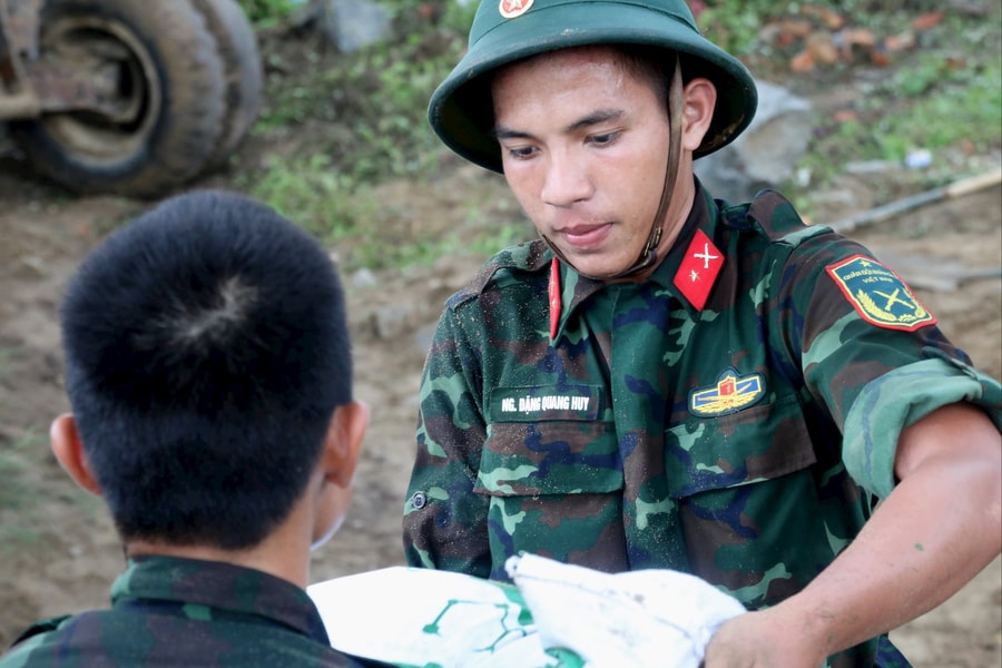 Công an, bộ đội Hà Tĩnh dầm mưa vác đá, cát gia cố kè biển trước giờ bão đổ bộ