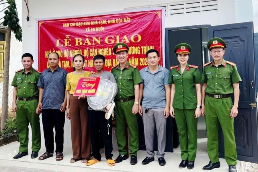 Công an Đắk Lắk Trao yêu thương, dựng niềm tin nơi buôn làng