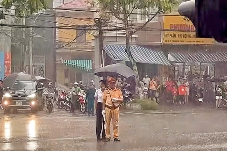 Cơn mưa rào bất chợt tô thắm tình cảm người dân với CSGT