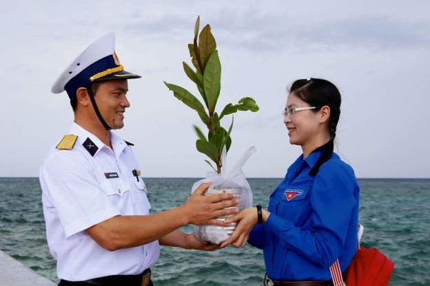 Khúc ca từ đất liền: 'Triệu cột mốc xanh' nối dài tình yêu biển đảo