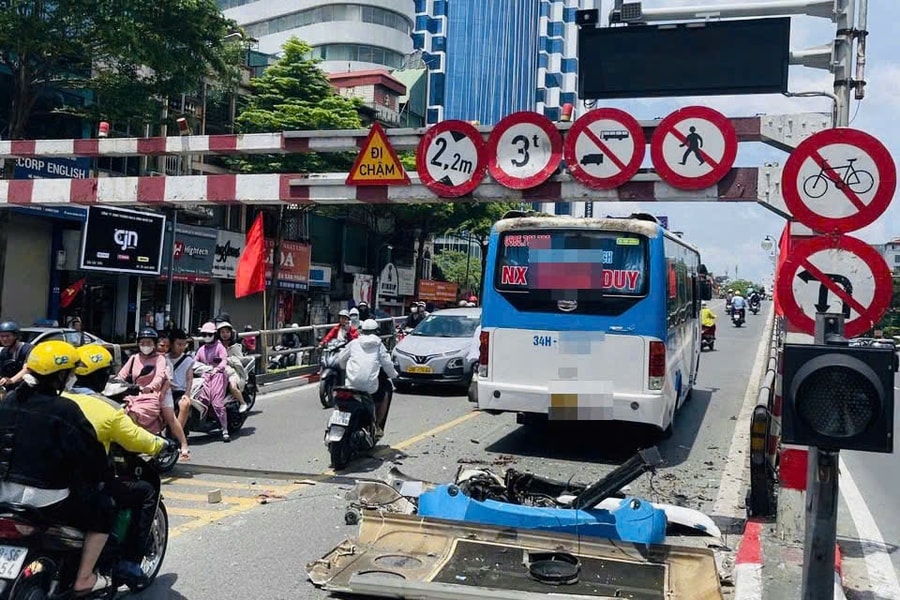 Hà Nội: Xử phạt tài xế điều khiển xe khách đi lên cầu vượt Tây Sơn