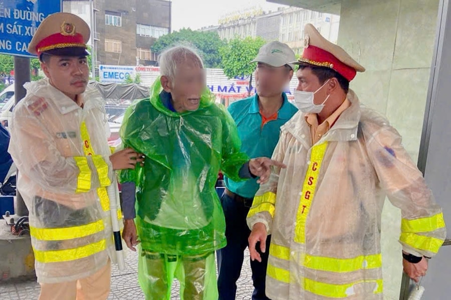 CSGT Hà Nội giúp cụ ông đi lạc trong mưa lớn trở về với gia đình