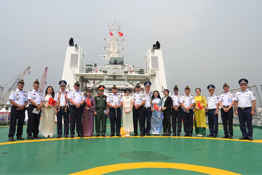 Tàu CSB 8001 cập cảng Jakarta, bắt đầu chuỗi hoạt động giao lưu với Cảnh sát biển Indonesia
