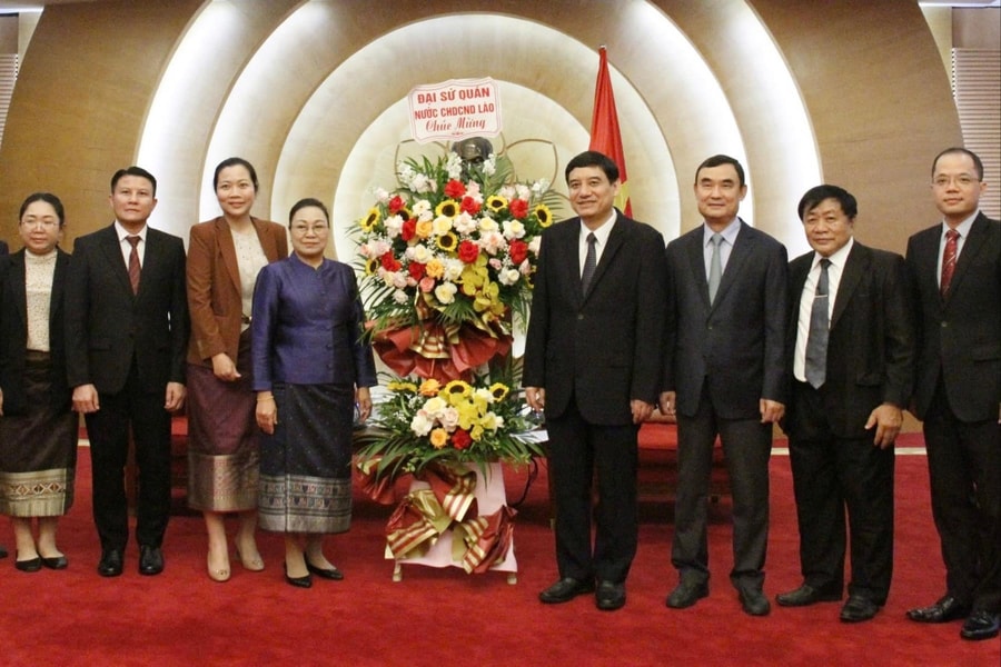 Chủ nhiệm Ủy ban Văn hóa và Xã hội Nguyễn Đắc Vinh tiếp Đại sứ Lào tại Việt Nam