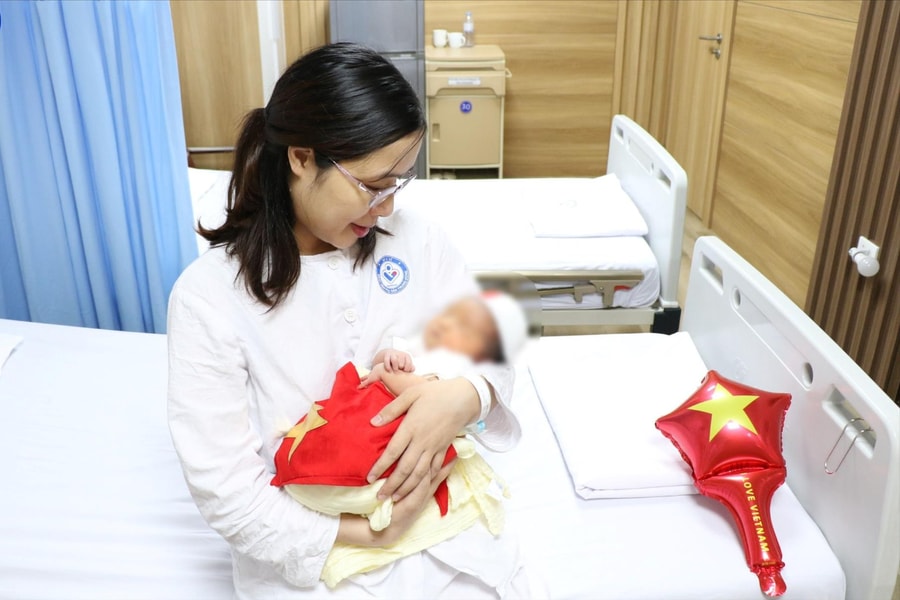 Bé gái chào đời từ phôi thai trữ đông hơn 1 thập kỷ