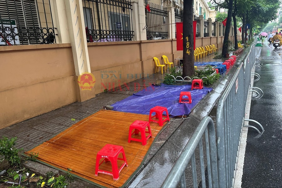 Kiên quyết dẹp bỏ tình trạng “xếp ghế giữ chỗ” xem diễu binh rồi bán thu lợi