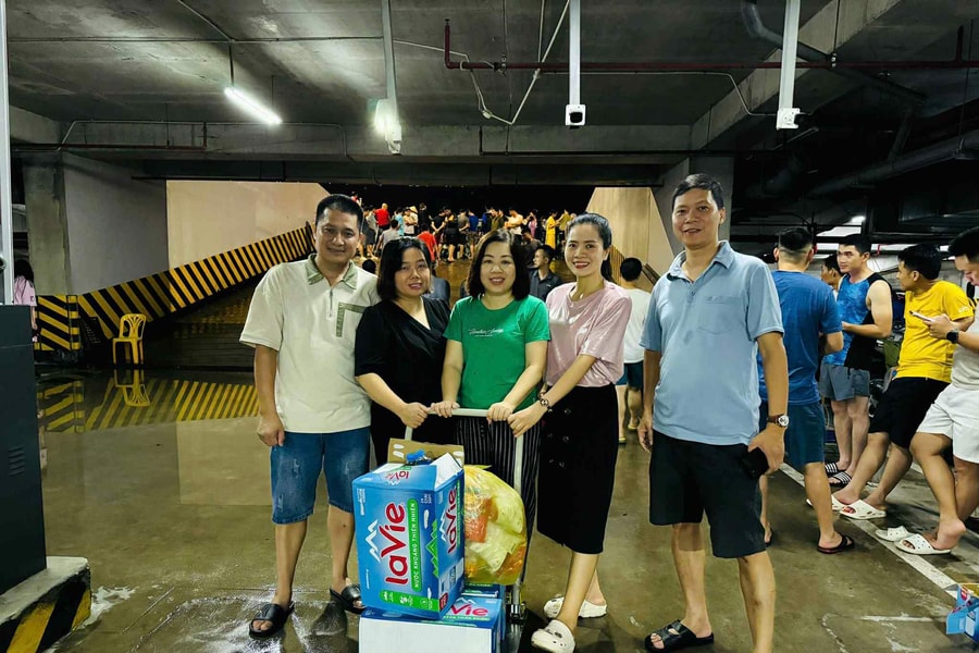 50 cán bộ, chiến sĩ của Lữ đoàn Đặc công hỗ trợ dân trong đêm