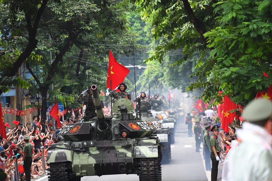 Người dân hào hứng tận mắt thấy xe tăng lăn bánh