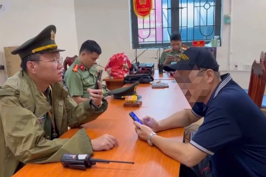 Công an phường Ba Đình lập biên bản xử lý người “xếp ghế giữ chỗ” xem diễu binh rồi bán thu lợi