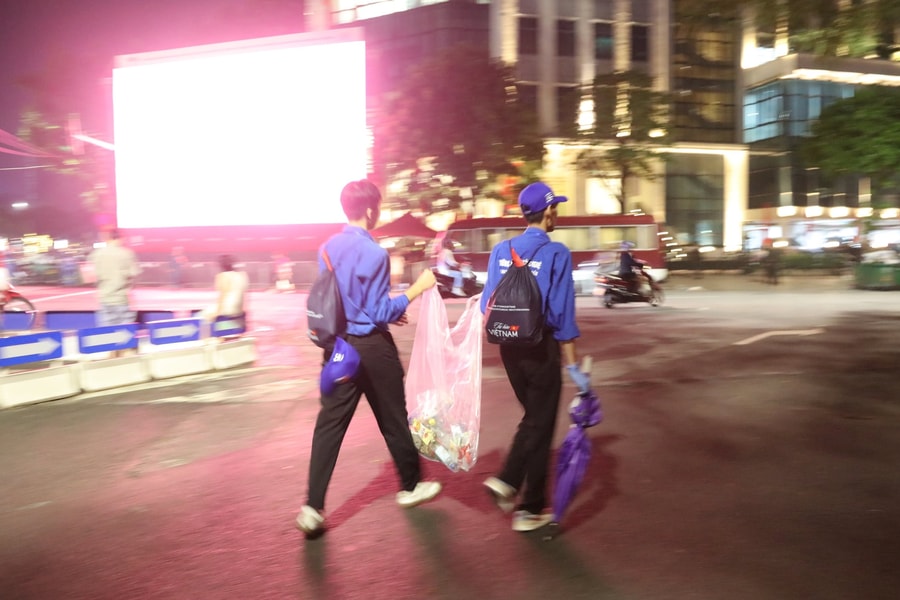 Màu áo xanh chung tay giữ gìn vệ sinh môi trường trong dịp Quốc khánh 2/9