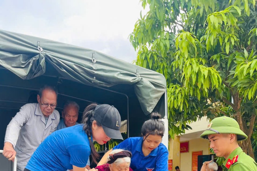 Xã Tân Châu: Lập tổ “áo xanh lăn bánh” đưa đón đảng viên gặp trở ngại đi lại đi cấp đổi Thẻ đảng viên