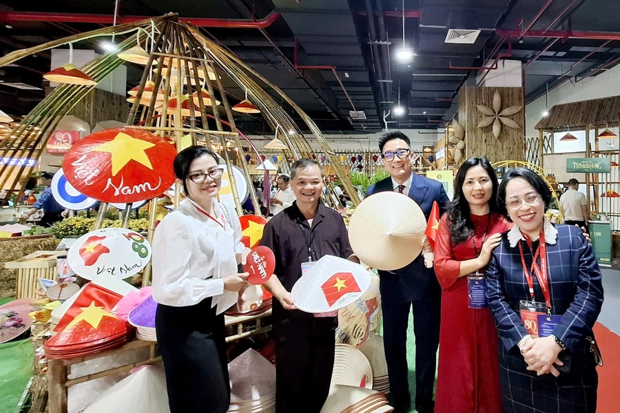 Nón lá làng Chuông: Biểu tượng văn hóa Việt tỏa sáng tại Trung tâm triển lãm Quốc gia