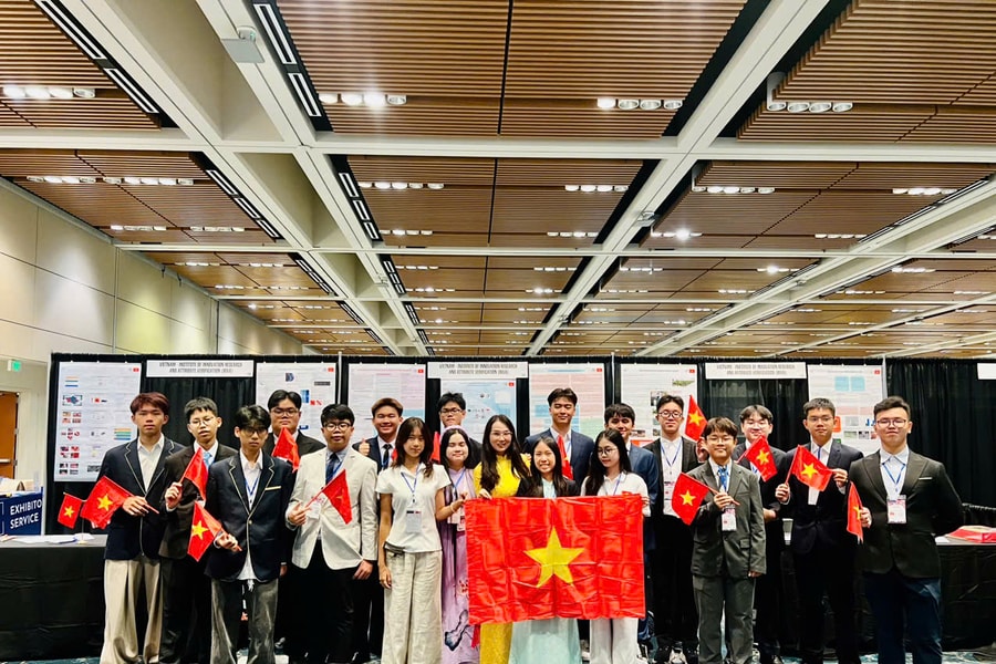 Học sinh Trường THPT Phan Huy Chú - Đống Đa đoạt Huy chương Vàng cuộc thi Khoa học kỹ thuật phát minh và sáng chế quốc tế