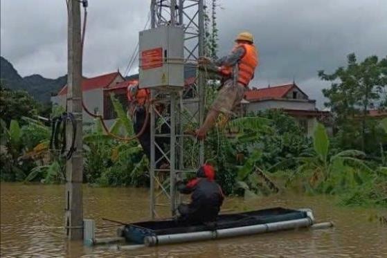 Người lính Viettel trắng đêm khắc phục sự cố, giữ thông tin liên lạc cho khách hàng