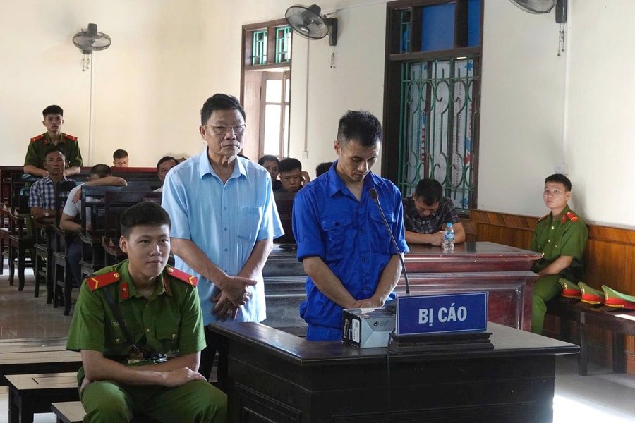 Tuyên phạt 25 năm tù cho 2 bị cáo buôn lậu gỗ qua Cửa khẩu quốc tế Cầu Treo