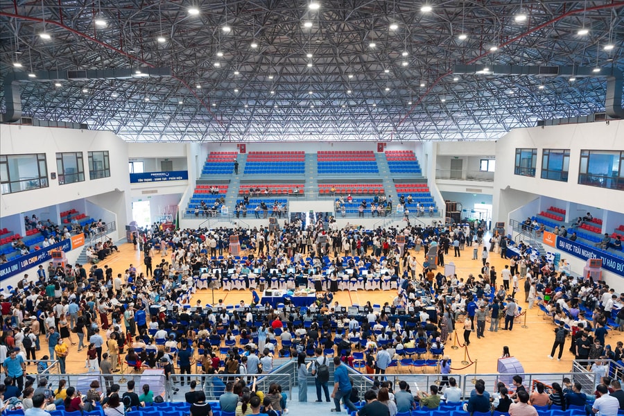 Tân sinh viên Phenikaa rộn ràng ngày nhập học, bắt đầu hành trình chinh phục tri thức