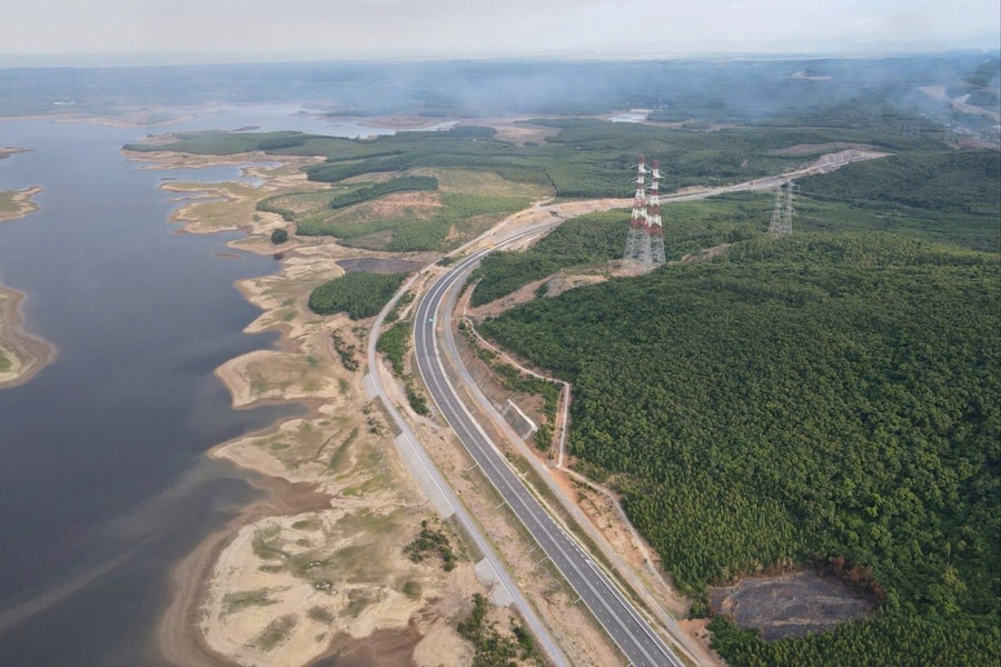 Thông xe tuyến cao tốc Vũng Áng - Bùng