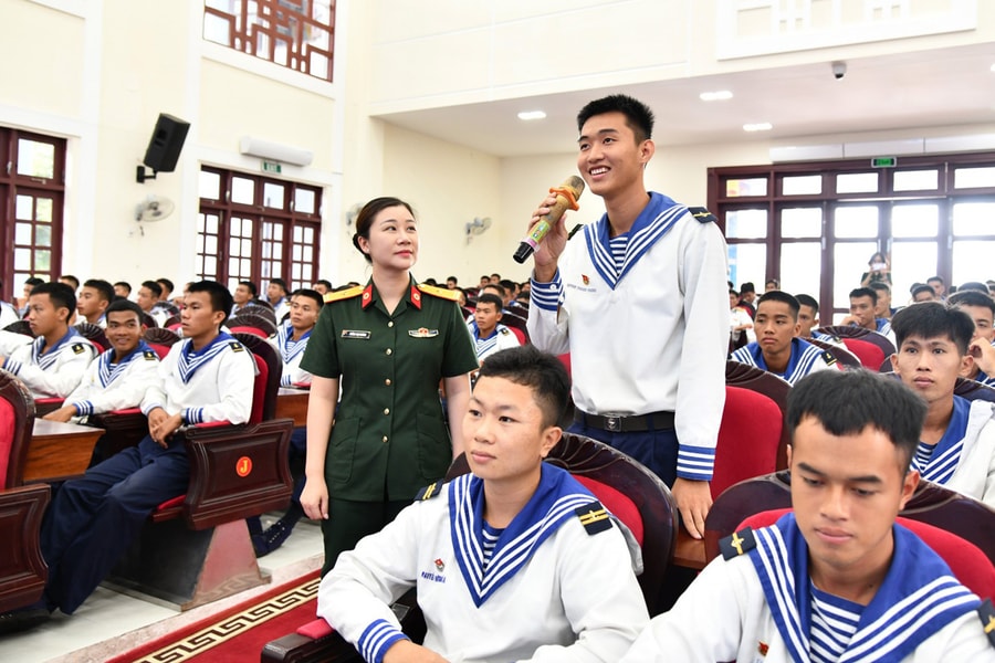 Truyền thông về phòng, chống tác hại của thuốc lá trong quân đội