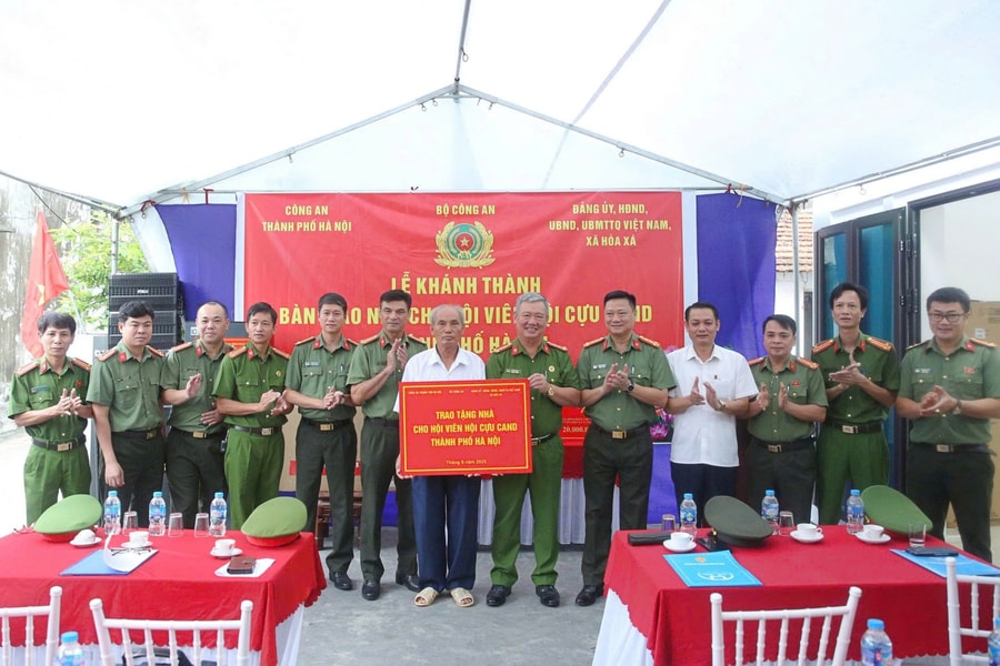 Công an Hà Nội bàn giao nhà cho hội viên Hội Cựu CAND
