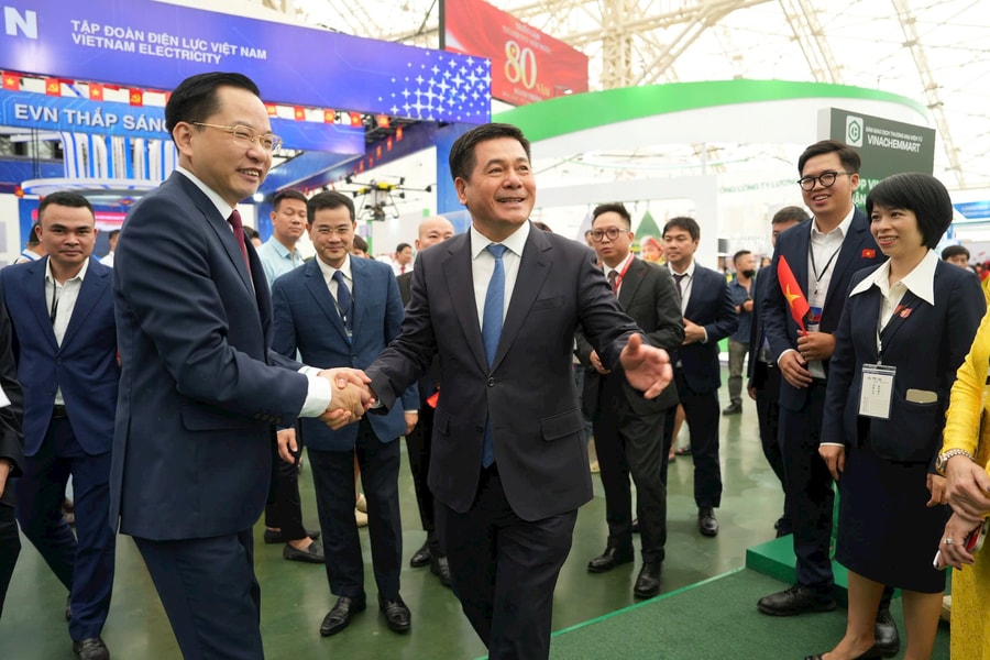 Vinachem trưng bày triển lãm “Dấu ấn một hành trình”: Tiếp tục khẳng định vai trò doanh nghiệp đầu tàu kinh tế