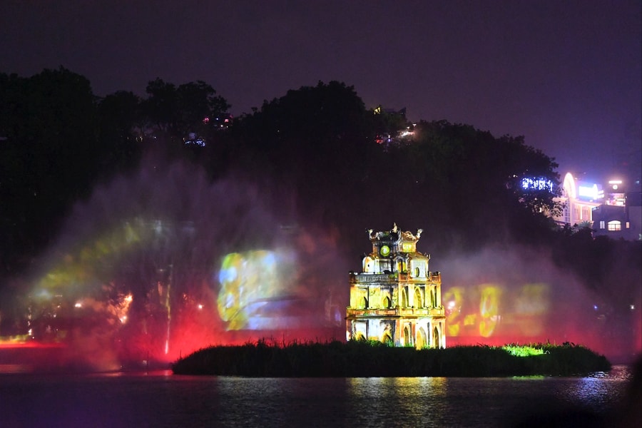 Hà Nội rực rỡ với màn trình diễn ánh sáng 3D Mapping trên Tháp Rùa