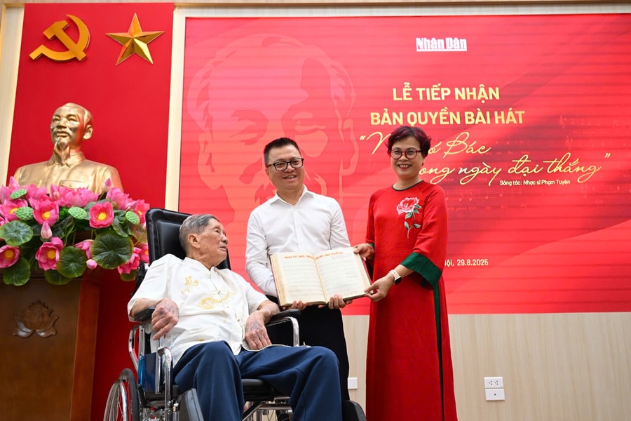 Nhạc sĩ Phạm Tuyên trao tặng bài hát "Như có Bác trong ngày đại thắng" cho Báo Nhân Dân