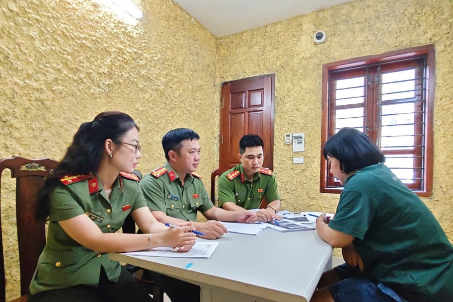 Tạm giữ hình sự người phụ nữ lừa đảo bán giấy mời xem đại lễ A80