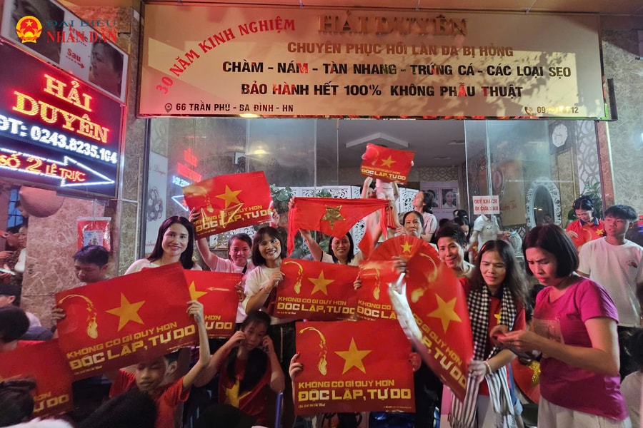 Hàng nghìn người dân “đội mưa” háo hức chờ tổng duyệt diễu binh, diễu hành kỷ niệm 80 năm Quốc khánh