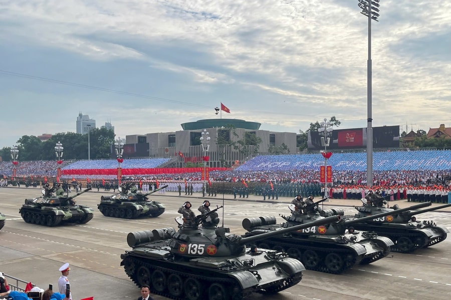 Mãn nhãn ngắm dàn khí tài quân sự dũng mạnh tiến vào Quảng trường Ba Đình trong Tổng duyệt A80