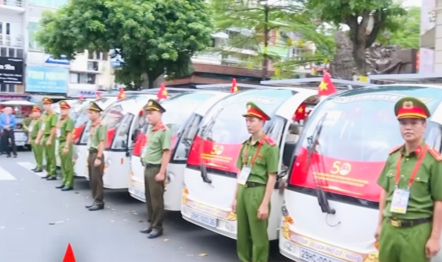 Công an Hà Nội tiếp nhận và vận hành 50 xe điện phục vụ sự kiện A80