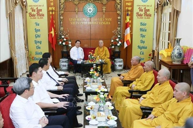 Trưởng Ban Tuyên giáo và Dân vận Trung ương Nguyễn Trọng Nghĩa thăm, chúc mừng các tổ chức tôn giáo