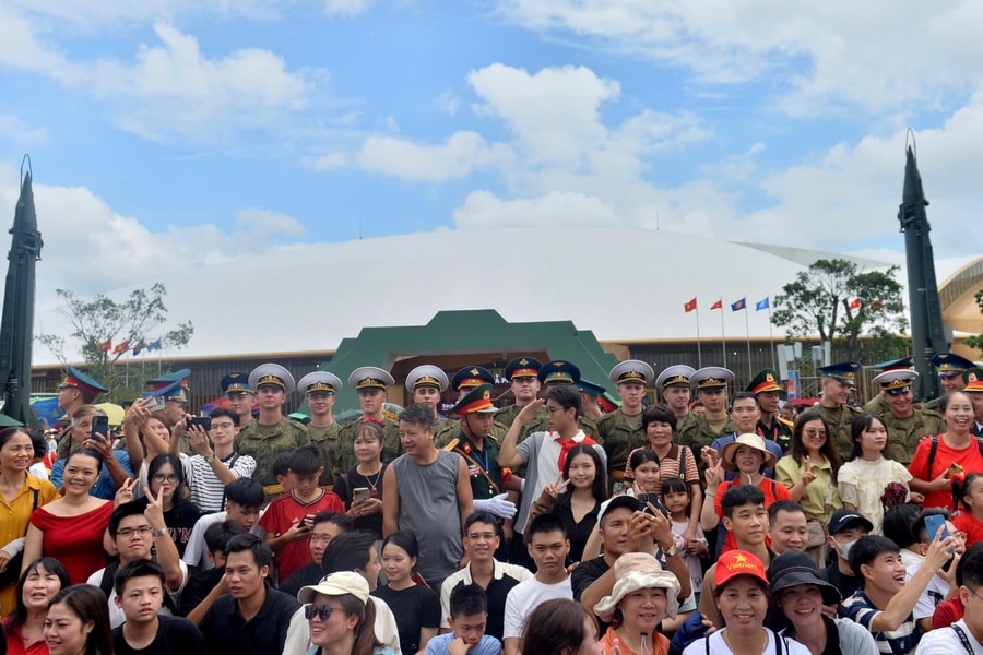 Quân đội Nga, Lào, Campuchia thăm gian trưng bày khí tài hiện đại của quân đội Việt Nam